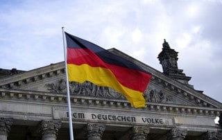 Deutschlandflagge vor Reichstagsgebäude