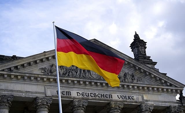 Deutschlandflagge vor Reichstagsgebäude